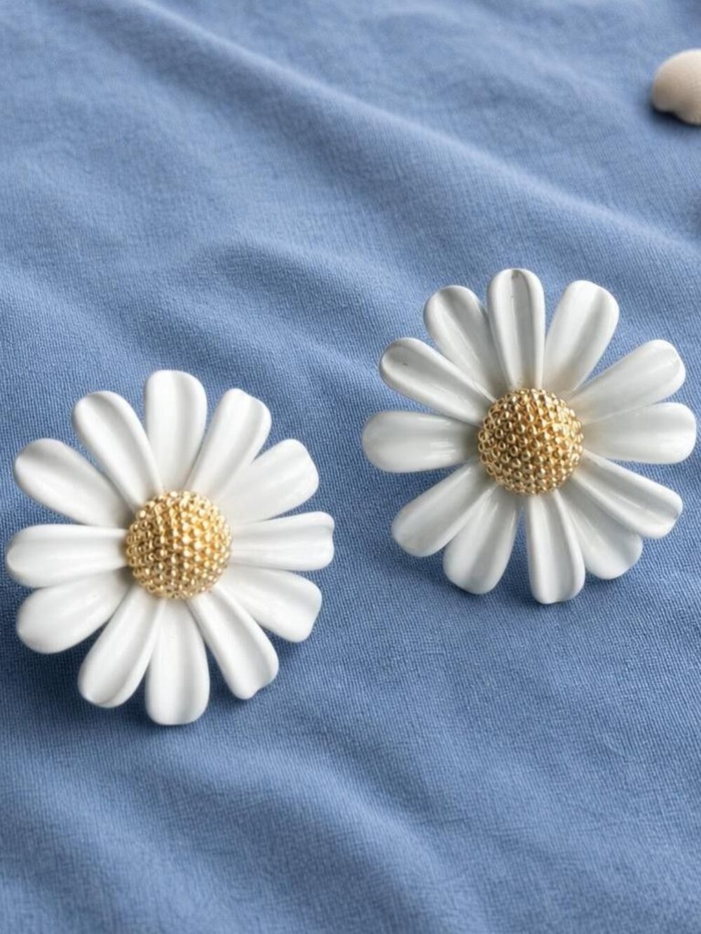 Kate Spade Into The Bloom Daisy Stud Earrings - Picture 2 of 2